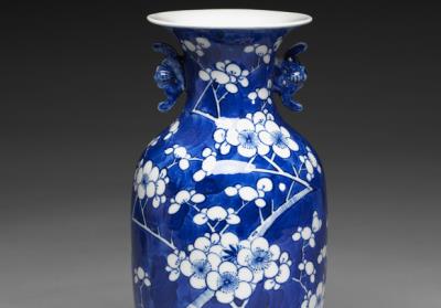 图片[2]-Vase with bat-shaped handles and white plum-blossom decoration on a blue glaze ground, Qing dynasty, Kangxi reign (1662-1722)-China Archive